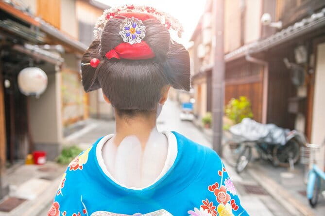 1 Hour Geisha Show in Kyoto - Green tea and the traditional game, small moments that land