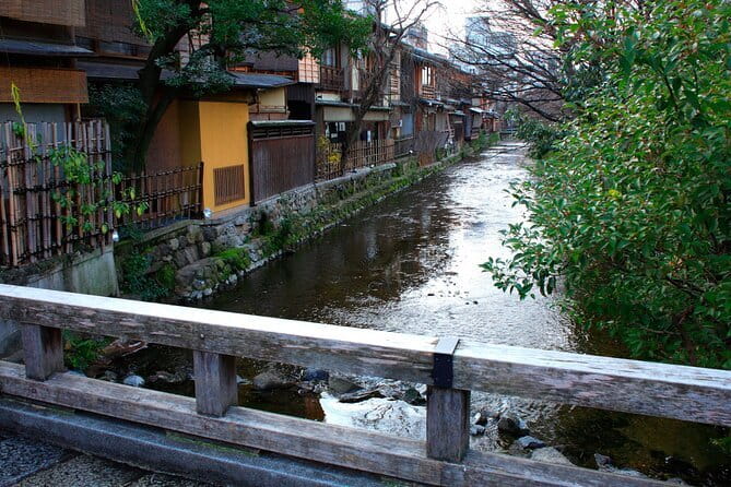 1 Hour Geisha Show in Kyoto - Kamishichiken Street and the show flow, from dances to the game