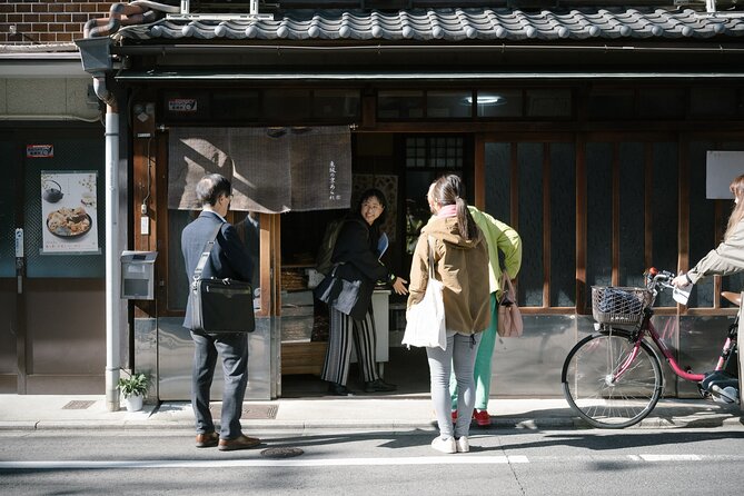 3 Hour Vegan Walking Tour with Lunch - Paper, Recycled Kimono, Pottery, and a Traditional Townhouse