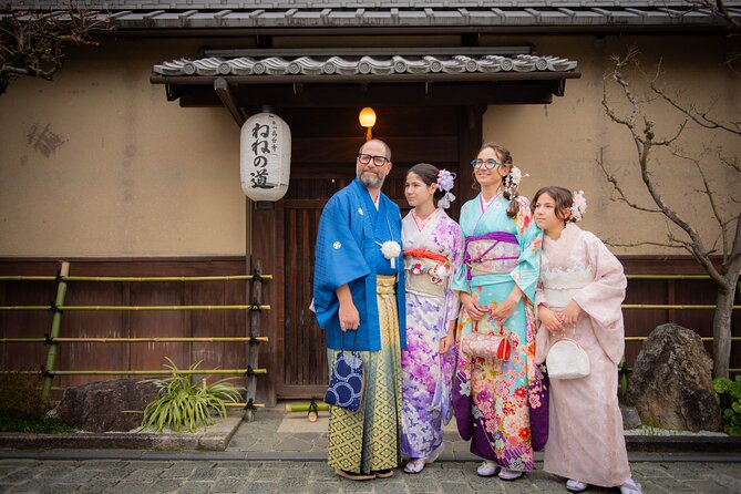 A Privately Guided Photoshoot in Beautiful Kyoto by a Pro - Higashiyama highlights: Maruyama Park, Ninenzaka, and Yasaka area