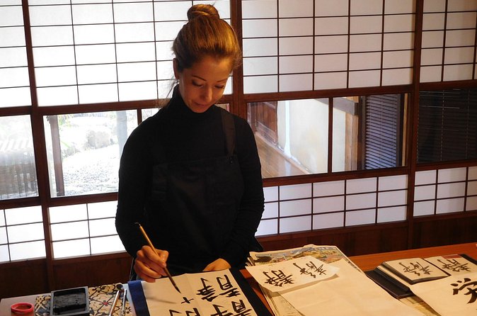 Calligraphy Experience in Kyoto Townhouse - The small details that usually make or break a class