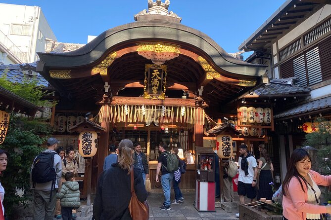 Discover the Secrets of Fushimi Inari and Gion with a Local Guide - Yasaka Shrine: A 1,350-Year-Old Starting Point