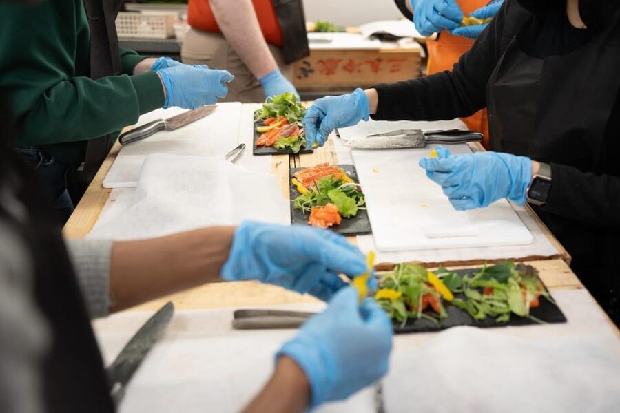 Fish cutting class - Entering Kimura at Nishiki Market: what makes the setting matter