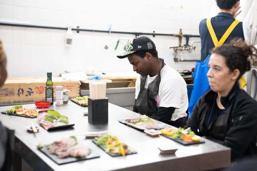 Fish cutting class - Tools, aprons, and gloves: the small details that make it easier