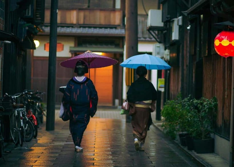 Geisha at Dusk: A Stroll Through Old Kyoto - Key highlights worth your attention