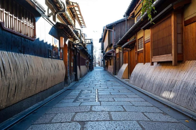 Geisha at Dusk: A Stroll Through Old Kyoto - Meeting at Donguri-bashi Park, then walking straight into old Kyoto
