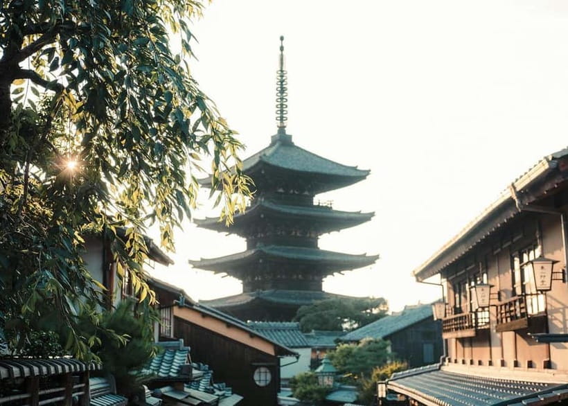 Geisha at Dusk: A Stroll Through Old Kyoto - Kennin-ji Temple grounds: where the atmosphere slows down