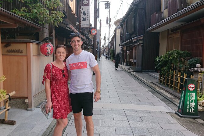 Gion and Fushimi Inari Shrine Kyoto Highlights with Government-Licensed Guide - Yasaka Shrine: A Short Stop That Grounds the Evening