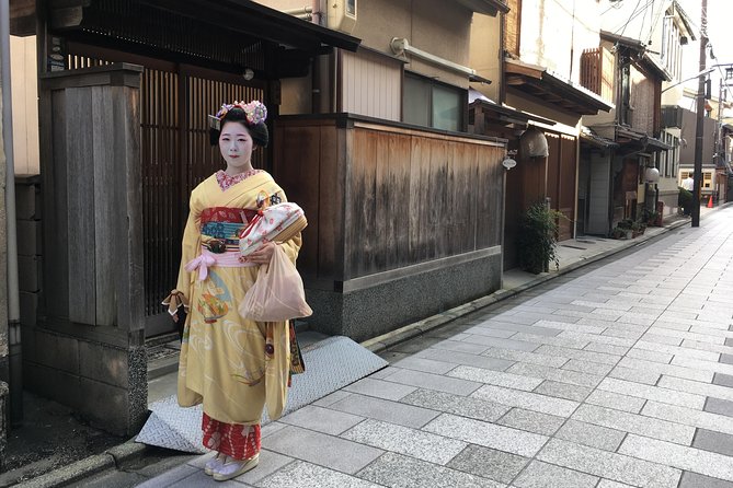 Gion Night Walking Tour - Meeting point near Yasaka Shrine, plus how to find it fast