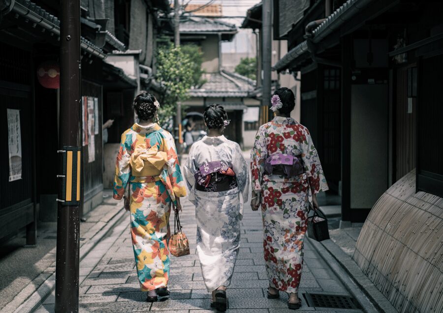 Gion Walking Tour, Geisha Show and Japanese Game in Kyoto - Izumo-no-Okuni statue to Gion Shijo, the smart place to begin