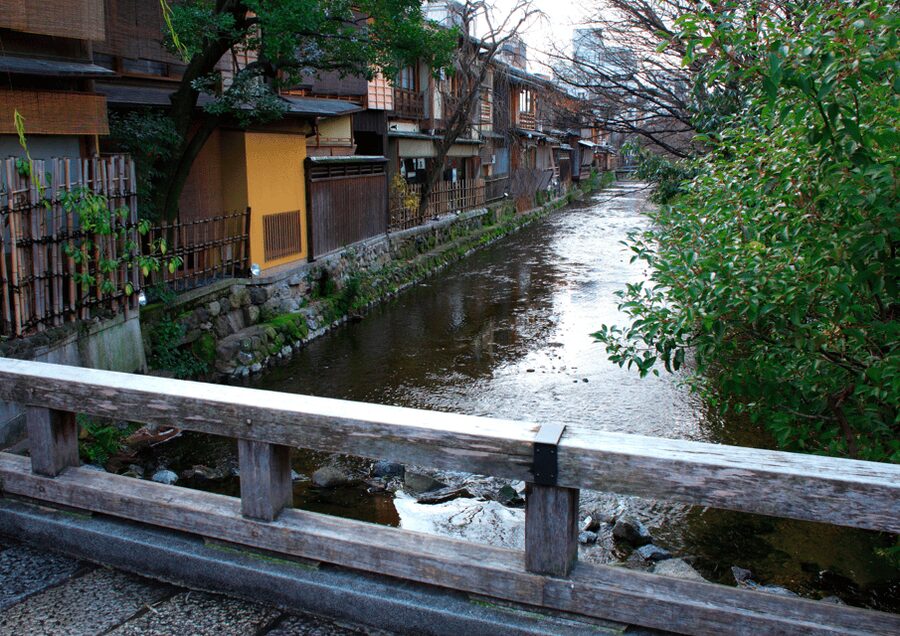 Gion Walking Tour, Geisha Show and Japanese Game in Kyoto - The maiko apprentice show: watch, ask, and understand what you are seeing