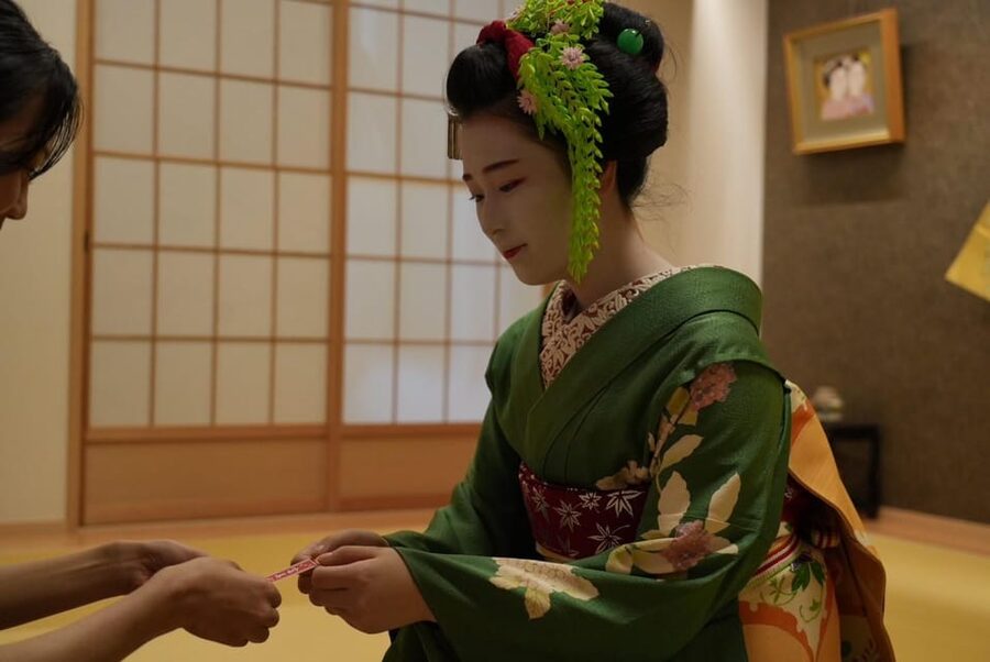 Gion Walking Tour, Geisha Show and Japanese Game in Kyoto - Playing the traditional fan game with the maiko apprentice