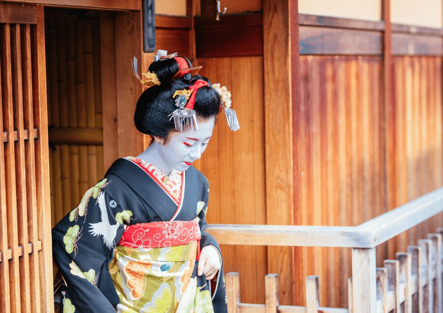 Gion Walking Tour, Geisha Show and Japanese Game in Kyoto - The first hour in Gion: walking, spotting details, learning the code