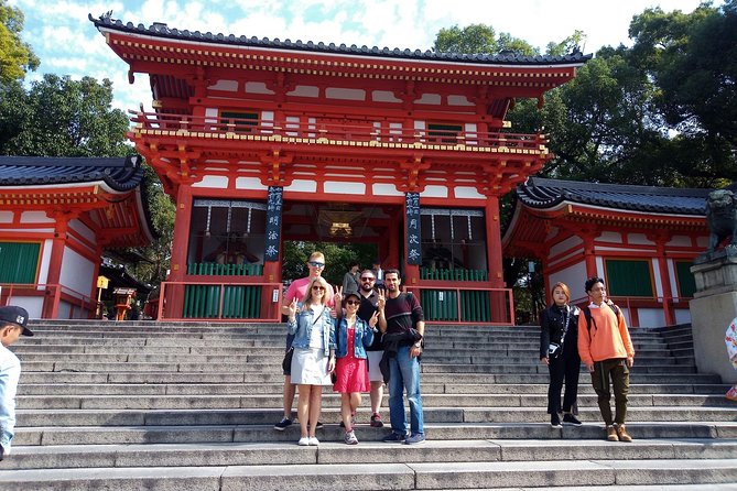 Guided Gion Tour: Explore Kyoto’s Historic Geisha District - Yasaka Shrine and the lantern streets: where the atmosphere changes