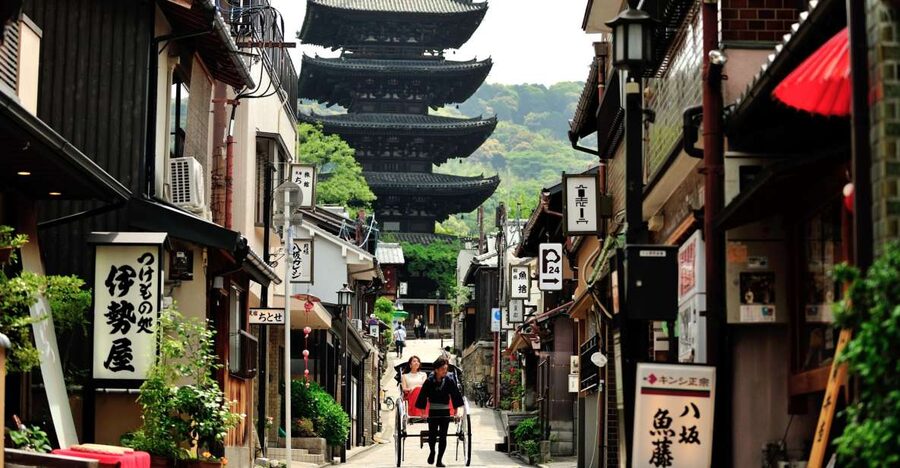 Higashiyama | Kyoto: Sakura Season Private Rickshaw Tour - Photo stops that actually help your pictures (and your feet)