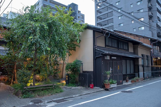 Highlights & Hidden Gems With Locals: Best of Kyoto Private Tour - Yasaka Shrine and Hokanji Temple: Asuka-period context in 20 minutes