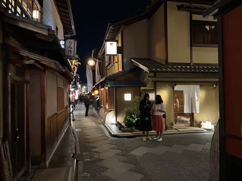 Kioto: Gion Tour, recorrido a pie (Español/Castellano) - Gion-Higashi and Yasaka Shrine: where the district name comes from