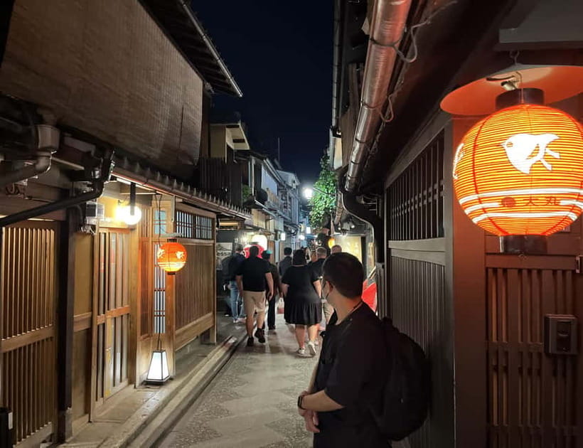 Kioto: Gion Tour, recorrido a pie (Español/Castellano) - Meeting point at Disney Kyoto Shijo-Kawaramachi, and how to find your guide fast