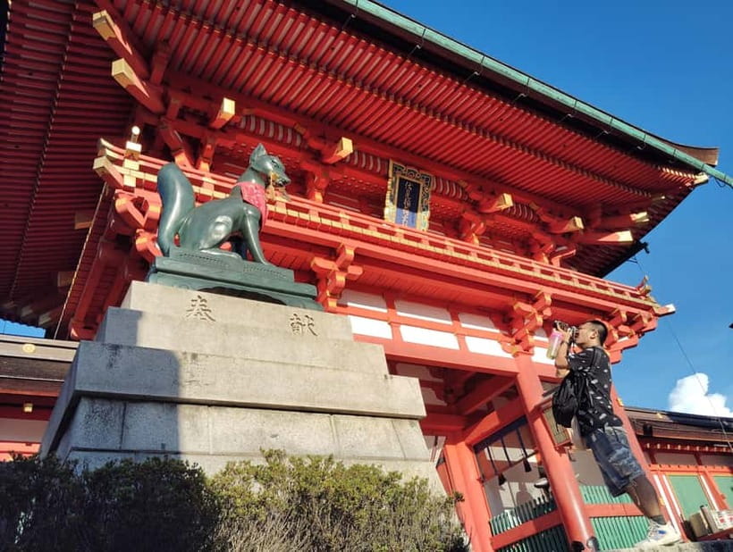 Kyoto: 1.5-Hour Guided Tour of Fushimi Inari Shrine - How the guide experience shapes the whole tour
