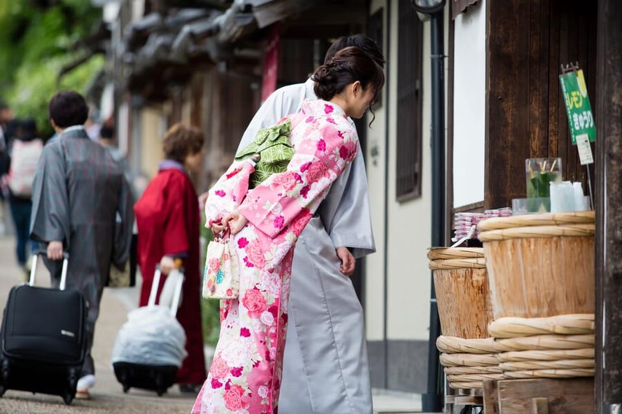Kyoto: 1 Day Traditional Japanese Kimono Rental Experience - Walking in Kimono Shoes, What to Expect and How to Stay Sane