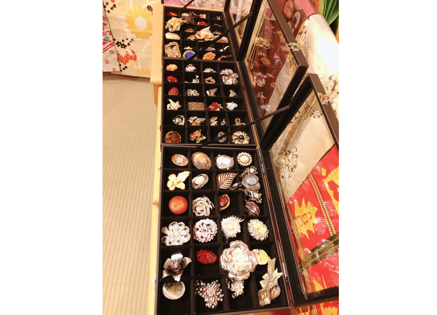 Kyoto: 1 Day:Traditional Japanese Kimono Rental Experience - Picking the Basic Komon Kimono, belt, and the right fit