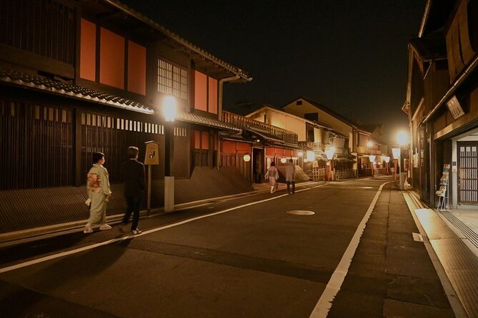 Kyoto 5-Star Geisha Night Walk: Small-Group Authentic Experience - Yasaka Shrine and Pontocho at Night: The Finale You Want