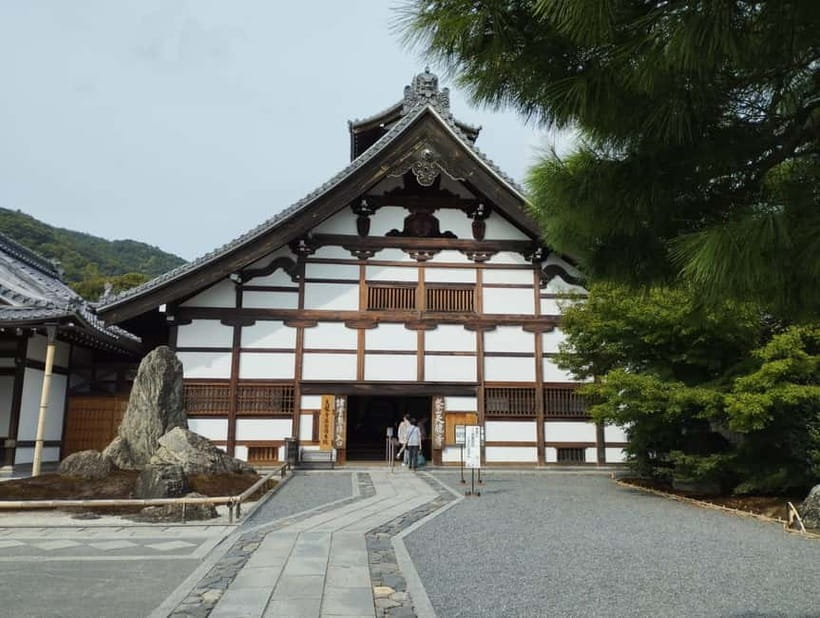 Kyoto: Arashiyama Bamboo Forest and Nijo Castle Private Tour - Why Arashiyama Bamboo Forest works as a first stop