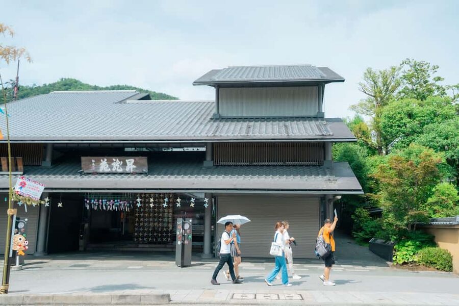 Kyoto Arashiyama tour: Iconic Sights and Hidden Treasures - Jōjakkō-ji Temple: seasonal views that reward slow looking