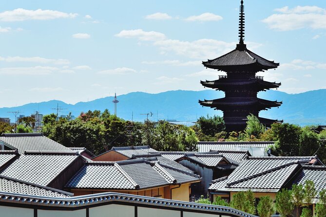 Kyoto East Early Morning Walking Tour - The sloped street of Sannenzaka and the stories behind the name