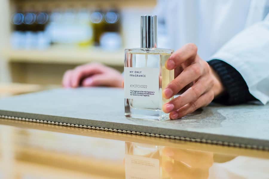 kyoto:Experience creating one-of-a-kind special fragrances - Blending in front of you: the measured, transparent part
