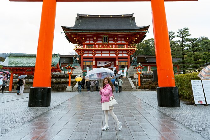 Kyoto Fushimi Inari Private Photoshoot - How the photographer guides you: poses that look natural, not forced