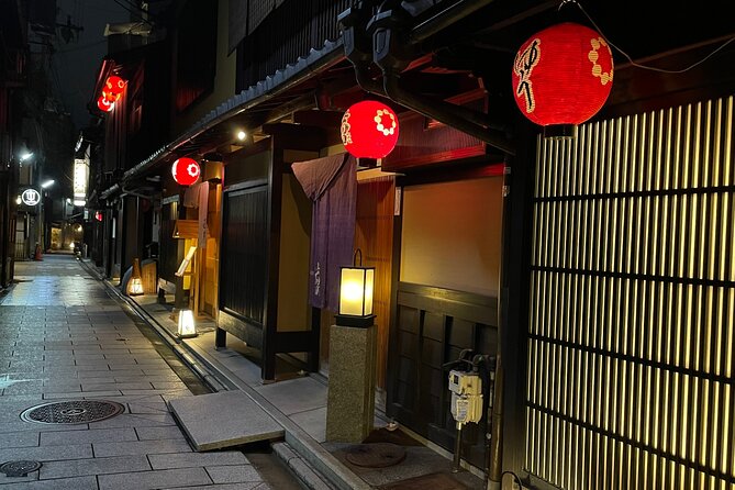 Kyoto Geisha District Walking Tour in Gion - Yasaka Shrine: lanterns, layout, and the calm you can feel