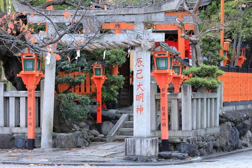 Kyoto Geisha Walking Tour: Gion District & Hidden Gems - The Geiko and Maiko Part: How to Spot Them Respectfully