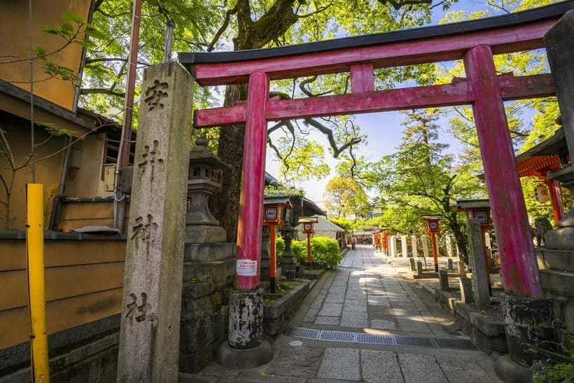 Kyoto Geisha Walking Tour: Gion District & Hidden Gems - Lantern-Lit Gion: Timing That Changes the Mood