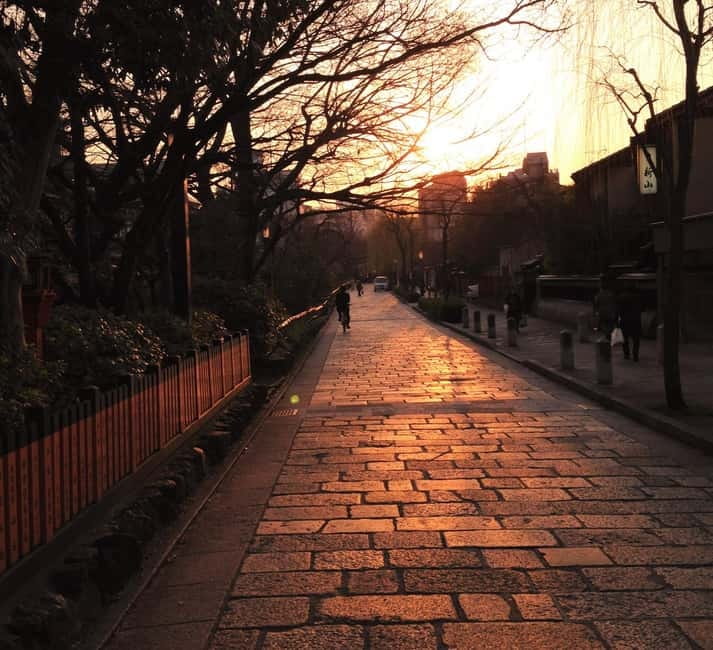 Kyoto Geisha Walking Tour: Gion District & Hidden Gems - Photo Stops and How Your Guide Improves Your Pictures