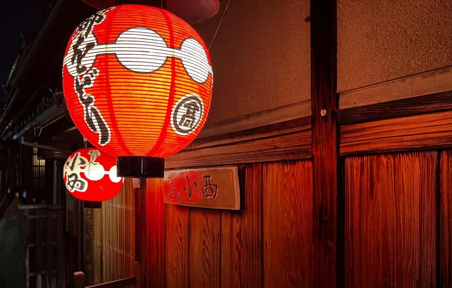 Kyoto: Gion and Geisha Walking Tour - Getting oriented fast at Yasaka Western Tower Gate (Noshiro-mon)