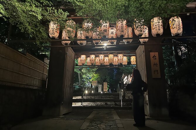Kyoto Gion Calm Night Walking Tour with a Local Guide - Yasaka Shrine at night: a guided anchor stop