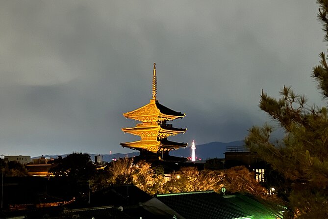 Kyoto Gion Calm Night Walking Tour with a Local Guide - The guide experience: French too, and translation that helps