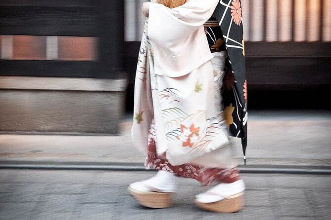 Kyoto Gion Cultural Walk & Geisha Show with Dining Options - Guides, group size, and why the experience feels human