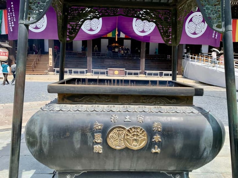 Kyoto: Gion District Walking with an Expert Local Tour Guide - Chion-in’s Sanmon gate: big architecture, calmer pace