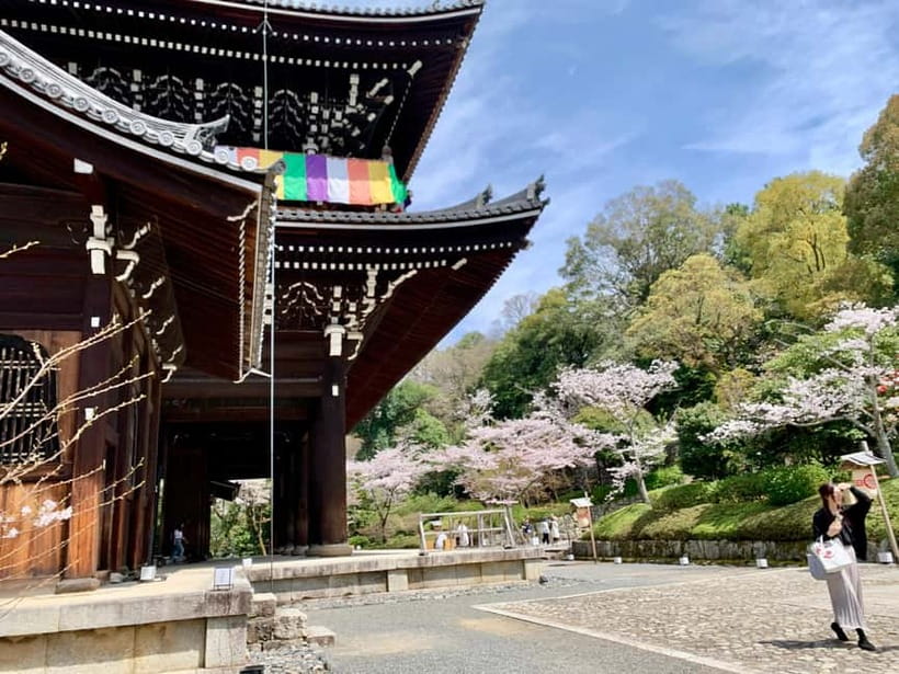 Kyoto: Gion District Walking with an Expert Local Tour Guide - Yasaka Shrine and Maruyama Park: setting the Kyoto mood