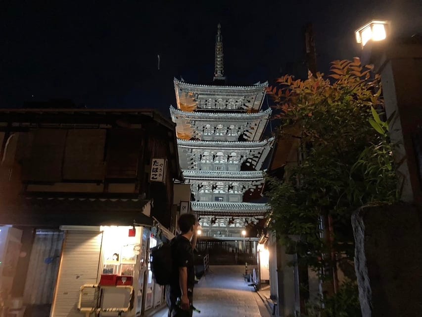 Kyoto: Gion Evening Walk with Hidden Gems, Geisha & Sake - Stop 3: Hōkan-ji Temple (Yasaka Pagoda) after dark