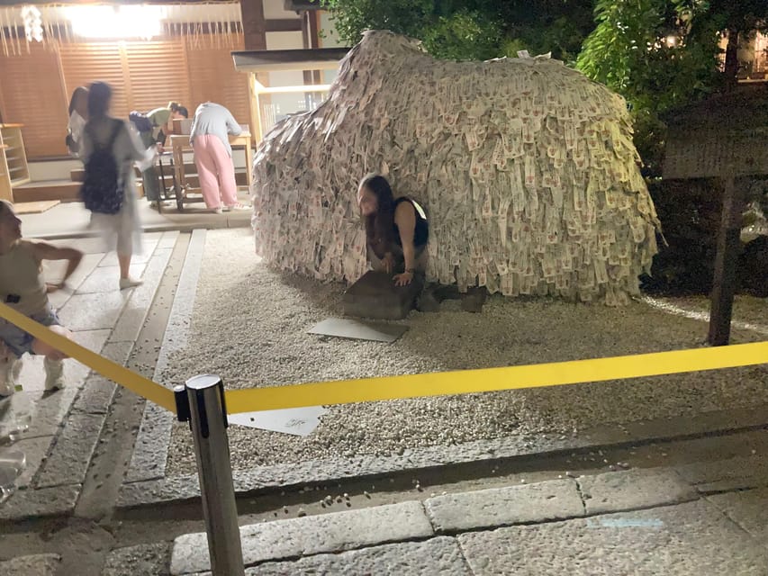 Kyoto: Gion Evening Walk with Hidden Gems, Geisha & Sake - Stop 4: Ninenzaka’s cobblestone slope and preserved streets