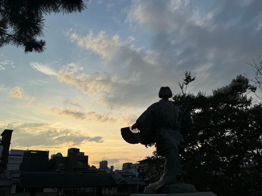 Kyoto: Gion & Geisha district evening tour - Starting at Shijo Ohashi, finding the Izumo no Okuni statue