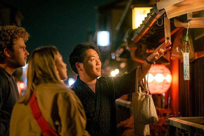 Kyoto: Gion Geisha District & Sake-in-Hand Walking Tour - Hokan-ji Temple and Yasaka Pagoda: an iconic silhouette in motion