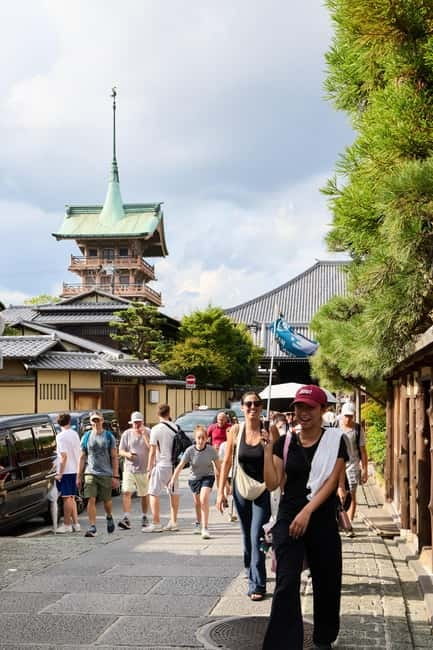 Kyoto: Gion Geisha District Walking Tour and Hidden Gems - First steps at Ben’s Cookies Kyoto Shijo