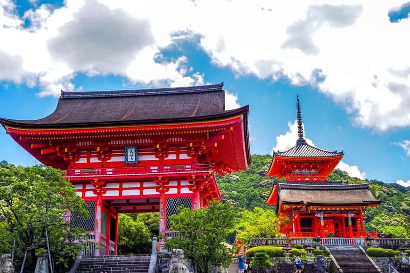Kyoto: Gion Geisha District Walking Tour and Hidden Gems - Stop 1 and 2: crossing Gion via Tatsumi Bridge
