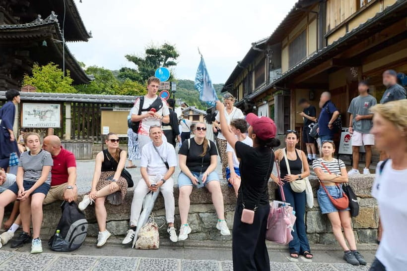 Kyoto: Gion Geisha District Walking Tour and Hidden Gems - The famous stone paths: Ninen Zaka and Sannenzaka