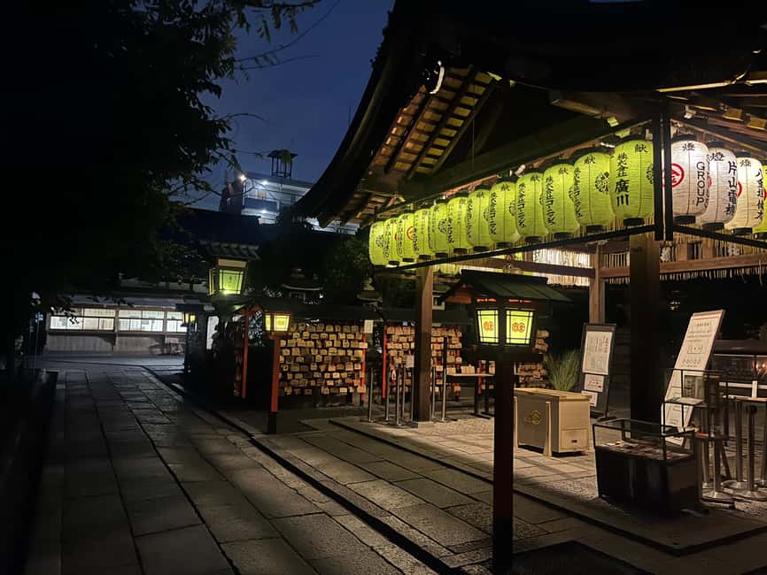 Kyoto: Gion Magical Night Walking Tour with Geisha Trivia - The illuminated Buddhist pagoda: where the night view locks in