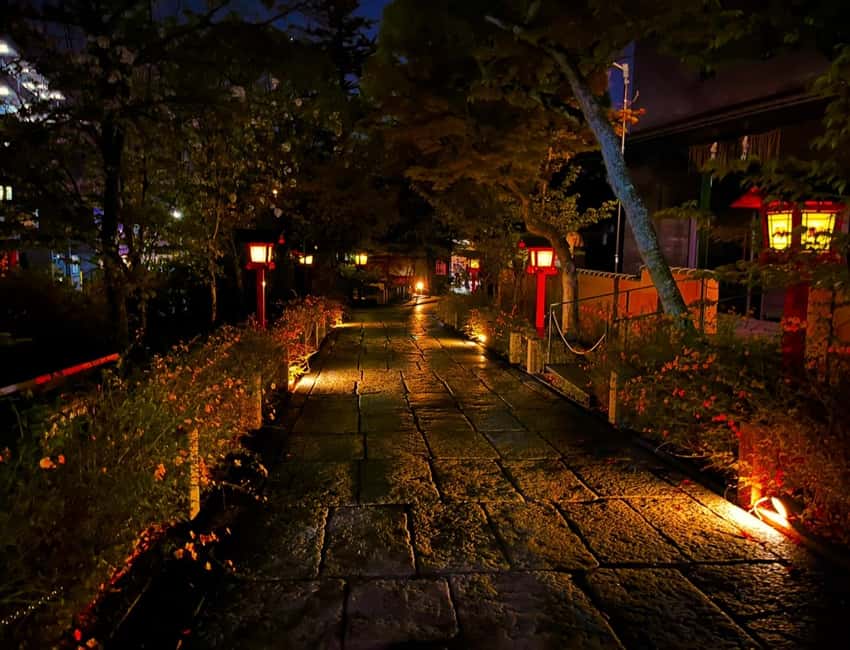 Kyoto: Gion Magical Night Walking Tour with Geisha Trivia - Hidden pathways and the 1000-year-old shrine finish